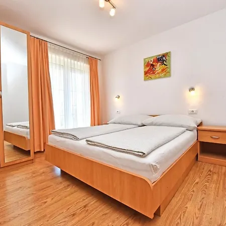 House Tomic For Max 22 Persons Maj Guest house