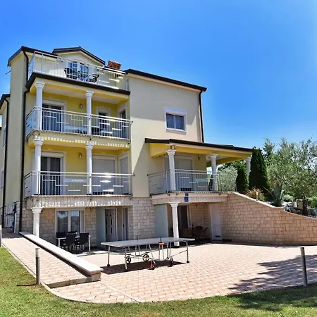 House Tomic For Max 22 Persons Maj
