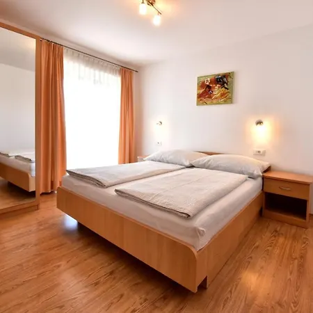 House Tomic For Max 22 Persons Maj Guest house