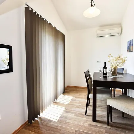 House Tomic For Max 22 Persons Maj Guest house 3*