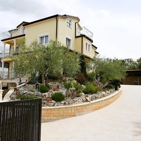 Guest house House Tomic For Max 22 Persons Maj