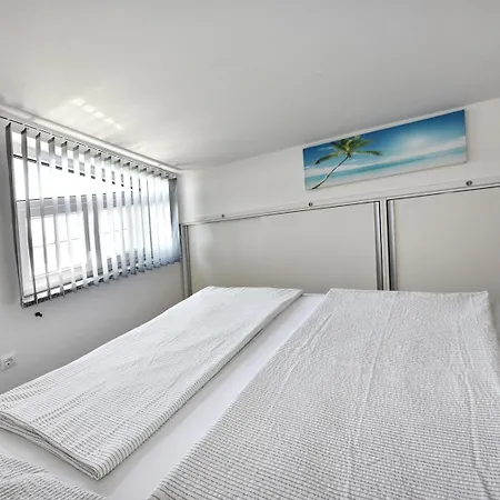 House Tomic For Max 22 Persons Maj Guest house