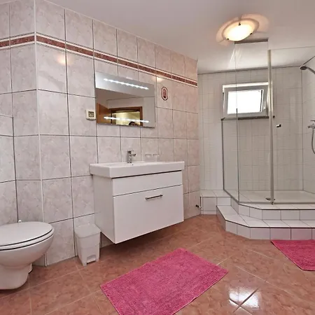Guest house House Tomic For Max 22 Persons Maj Porec