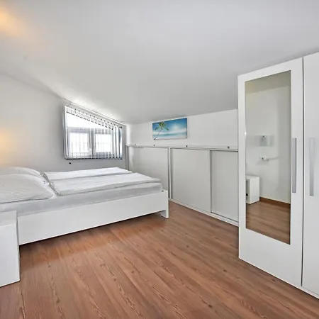 House Tomic For Max 22 Persons Maj Guest house