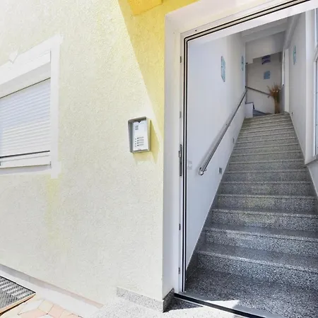 House Tomic For Max 22 Persons Maj